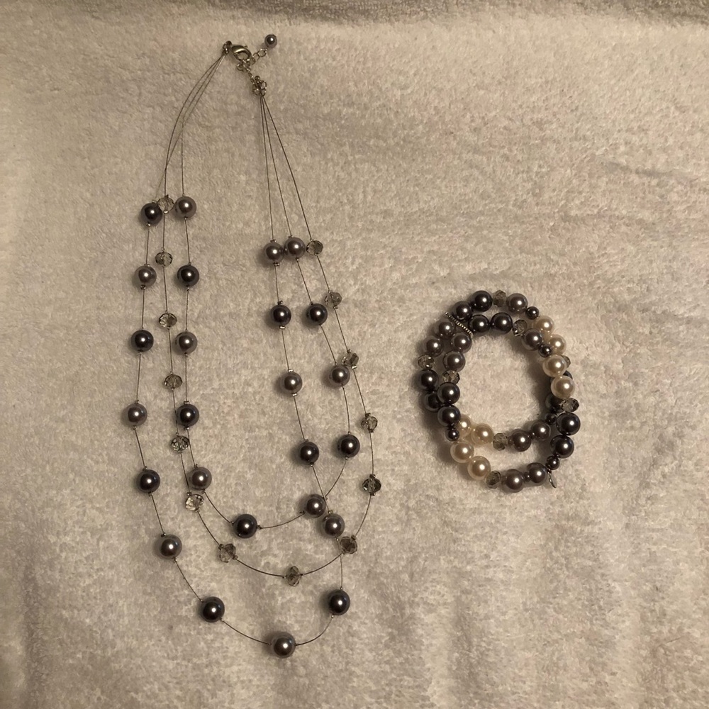 Pearl necklace and bracelet